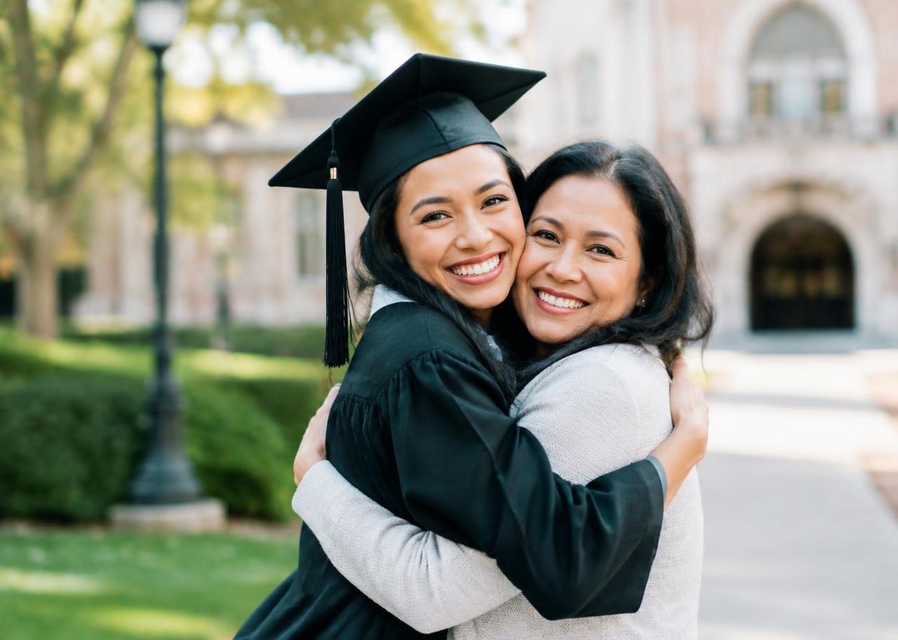 Graduada abrazando a su madre